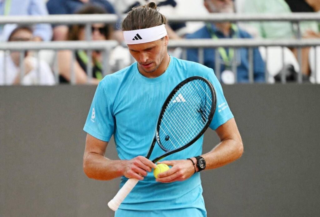 Internazionali, Zverev perde e se la prende con campo: “Peggiore della mia vita”