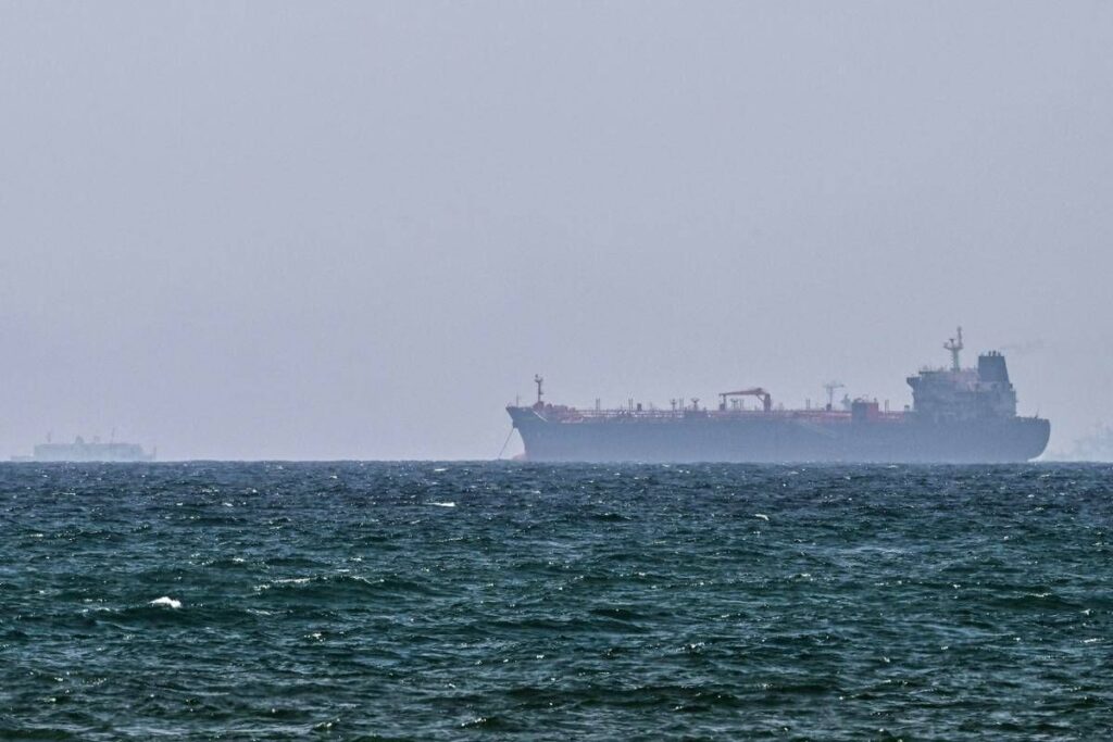 Iran, Pasdaran: “Petroliera con 2 milioni di barili greggio urta mina a Hormuz, nave in fiamme”