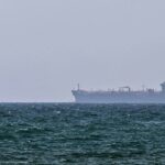 Iran, Pasdaran: “Petroliera con 2 milioni di barili greggio urta mina a Hormuz, nave in fiamme”