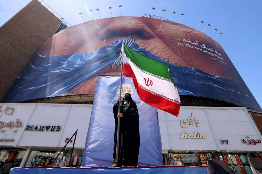 Iran, Teheran avverte Usa: “Basi americane sono obiettivi legittimi”. Esplosioni in Oman