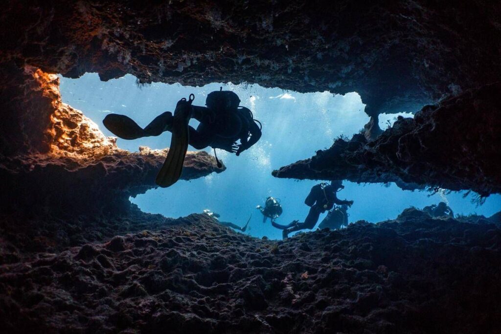 Italiani morti alle Maldive, spunta nuova ipotesi: “Sub risucchiati nelle grotte da effetto Venturi”