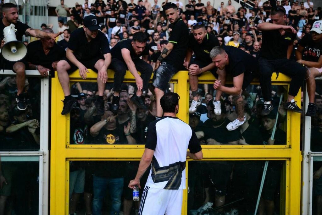 Juventus, tifoso in ospedale dopo scontri. La richiesta alla squadra: “Non giocate”
