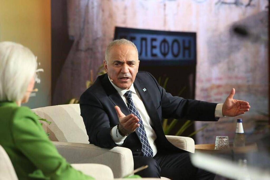 “La Cina aspetta la disfatta russa per riprendersi la Siberia”: Kasparov sul regime di Putin