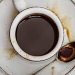 La avvelena con la candeggina nel caffè, la moglie lo smaschera con una telecamera