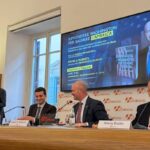 L’ideologo trumpiano: “La Cina deve provare più dolore. Meloni? Grande rispetto”