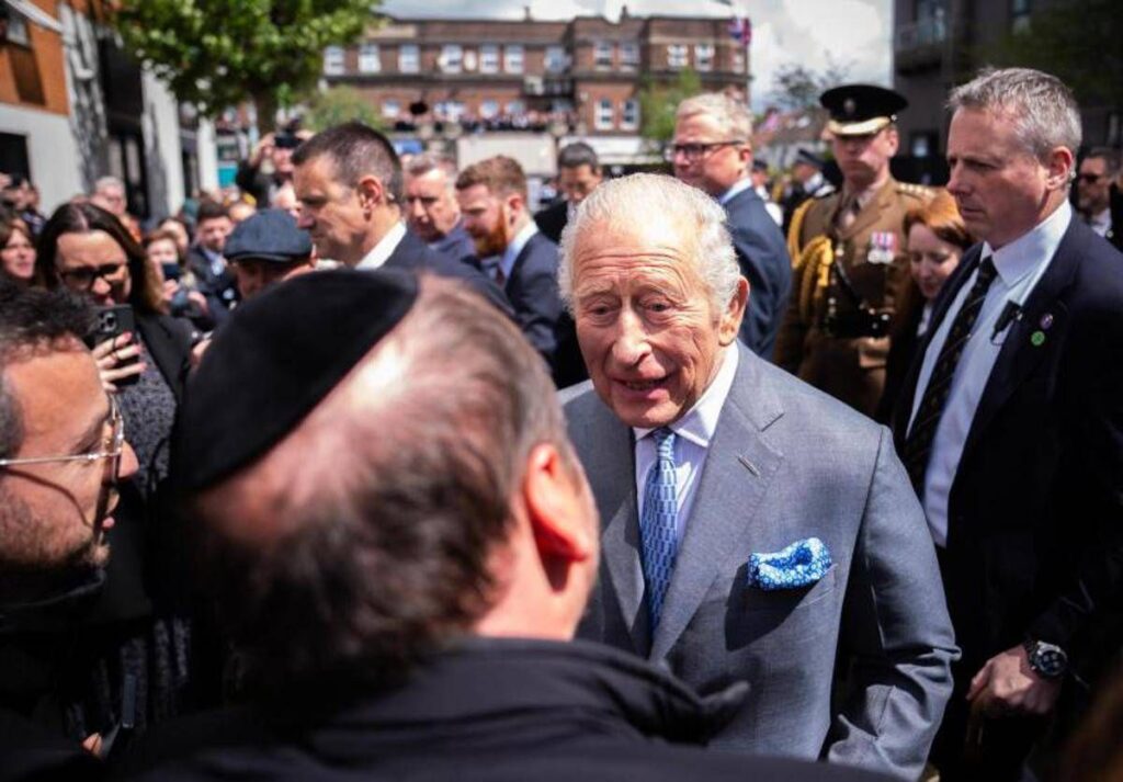 Londra, re Carlo incontra le vittime dell’attacco al quartiere ebraico Golders Green