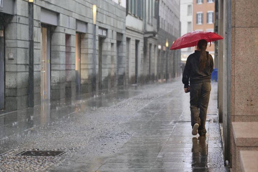 Maltempo diffuso e giù le temperature, poi torna il sole: le previsioni meteo