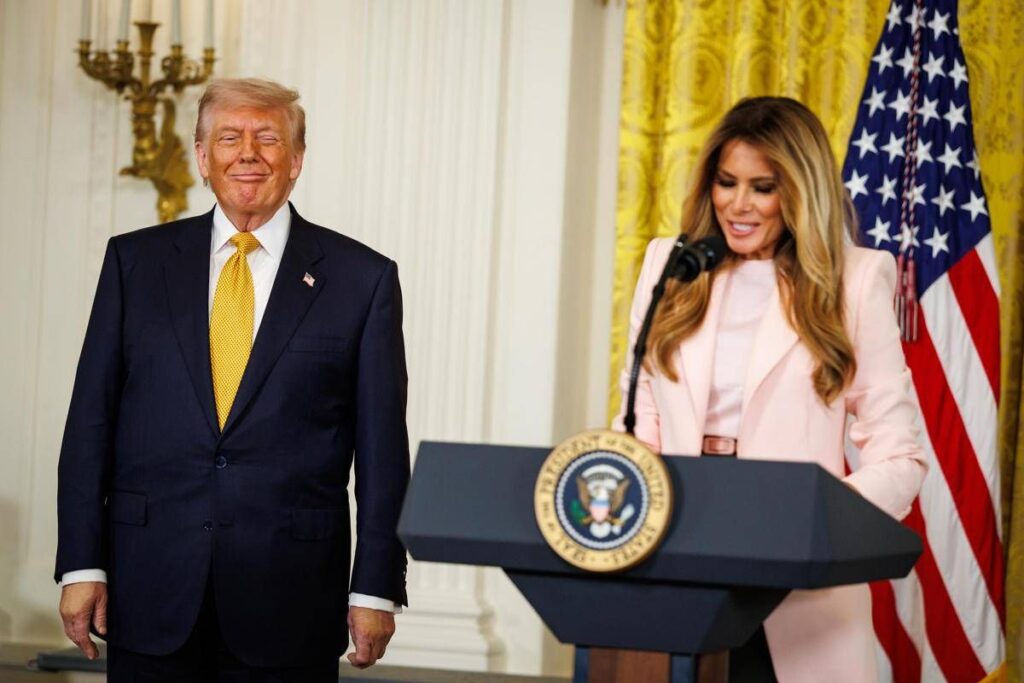 Melania Trump cita l”empatia’ del marito: scattano le risate alla Casa Bianca