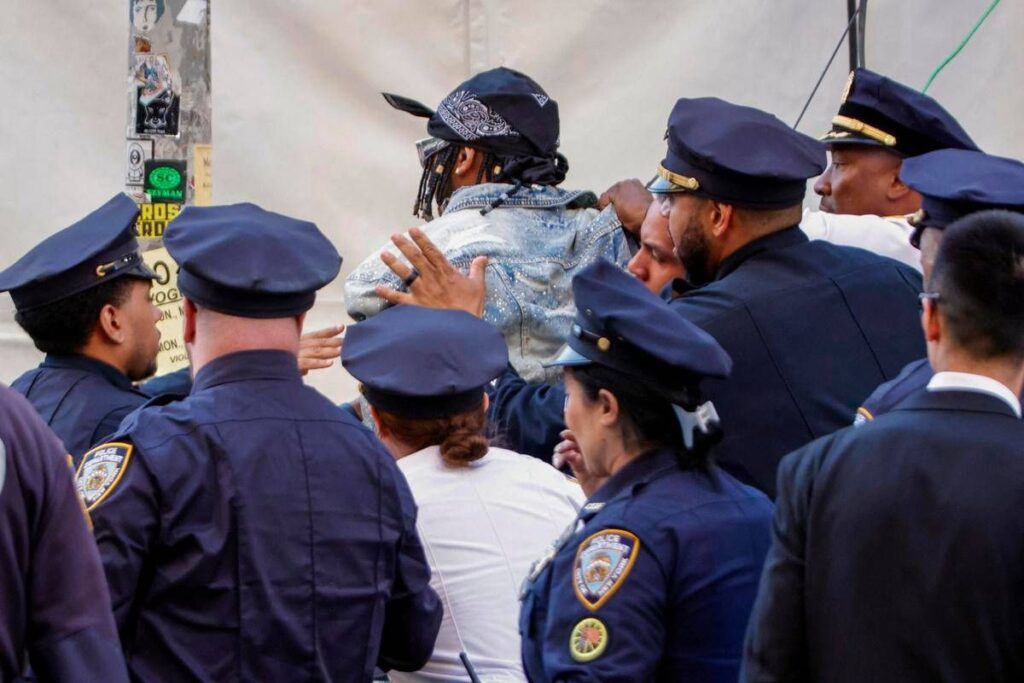 Met Gala, proteste contro Jeff Bezos: arrestato manifestante