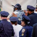 Met Gala, proteste contro Jeff Bezos: arrestato manifestante