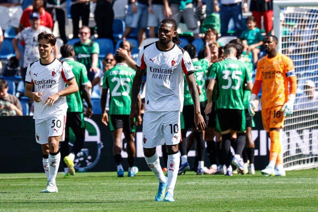 Milan, tifosi in rivolta dopo sconfitta con Sassuolo: “Imbarazzanti”