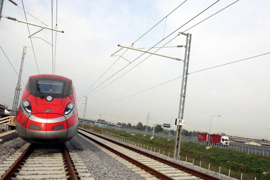 Milano-Bologna, ritardi fino a 2 ore sull’alta velocità per la presenza di persone sui binari