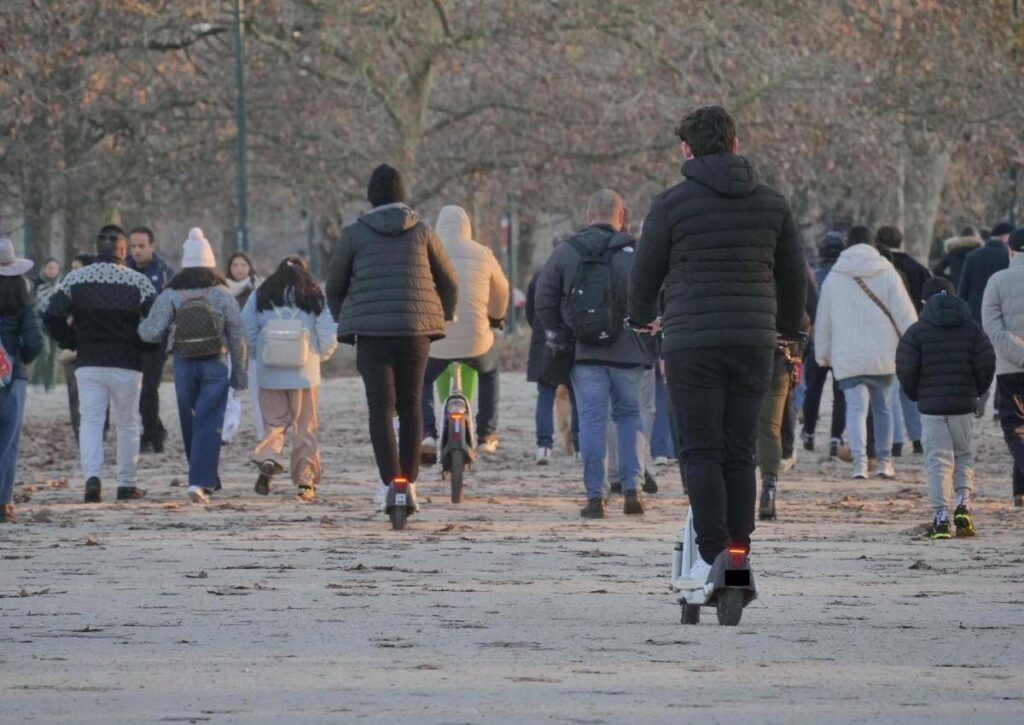 Monopattini elettrici, conto alla rovescia per l’obbligo di targa: la scadenza e le multe, cosa fare