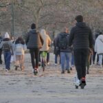 Monopattini elettrici, conto alla rovescia per l’obbligo di targa: la scadenza e le multe, cosa fare