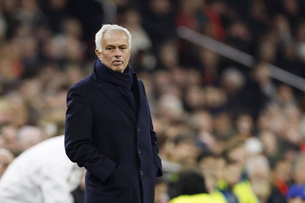 Mourinho al Real Madrid, scoppia il ‘giallo’: annuncio non arriva