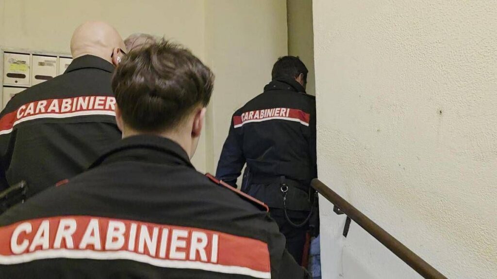 Napoli, picchia la nonna e lo annuncia sui social: arrestato