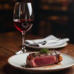 No a vino e carne rossa, il doppio divieto di Garattini a tavola