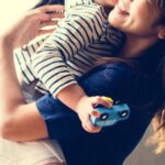 Oggi è la festa della mamma: origini, significato e differenze tra Paesi