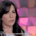 Paola Turci, la molestia a 13 anni e la separazione da Pascale: “Potevo evitare di sposarmi”