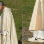 Papa Leone XIV indossa le Nike, sotto la veste sacra spuntano le sneakers: la foto virale