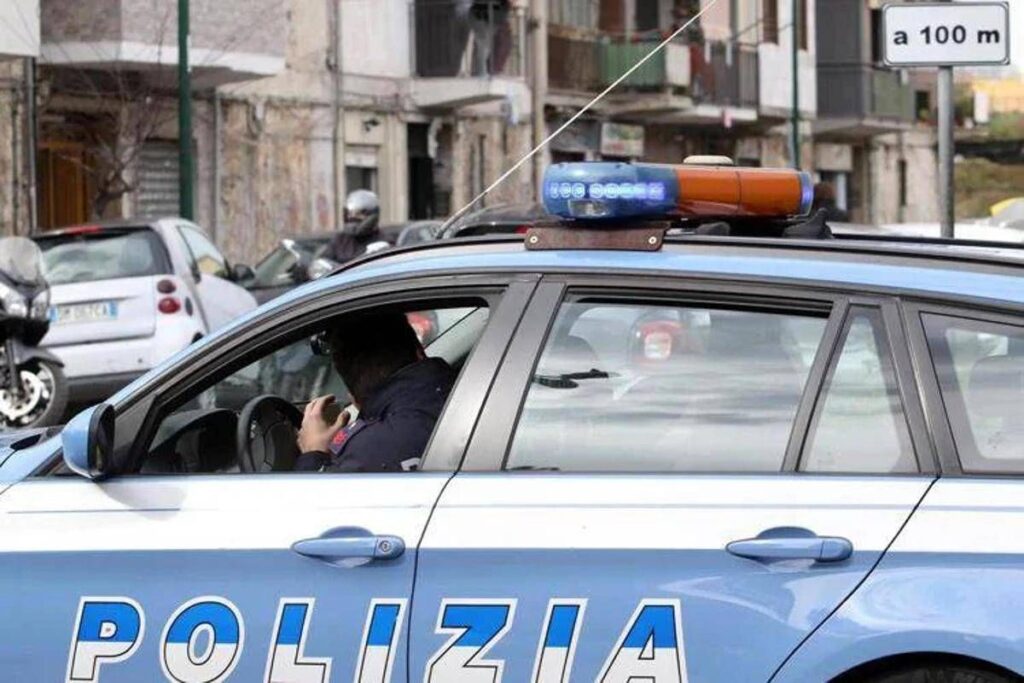 Ragazza accoltellata alla schiena da uno sconosciuto, caccia all’uomo a Salerno