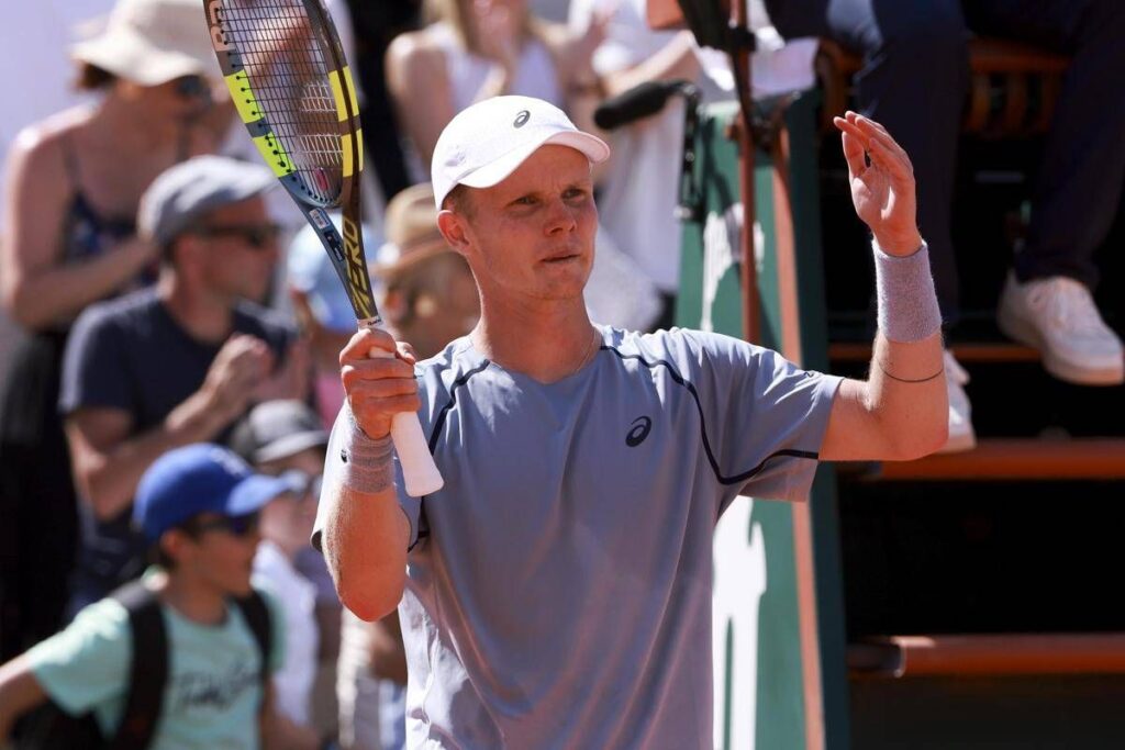 Roland Garros, Cinà-De Jong e lo ‘strano’ ritardo per l’inizio del match: cos’è successo a Parigi