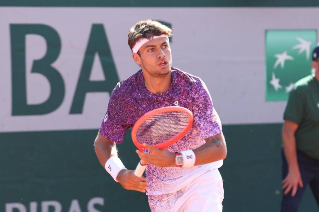 Roland Garros, Cobolli ‘ostacolato’ da raccattapalle: cos’è successo nel derby contro Pellegrino