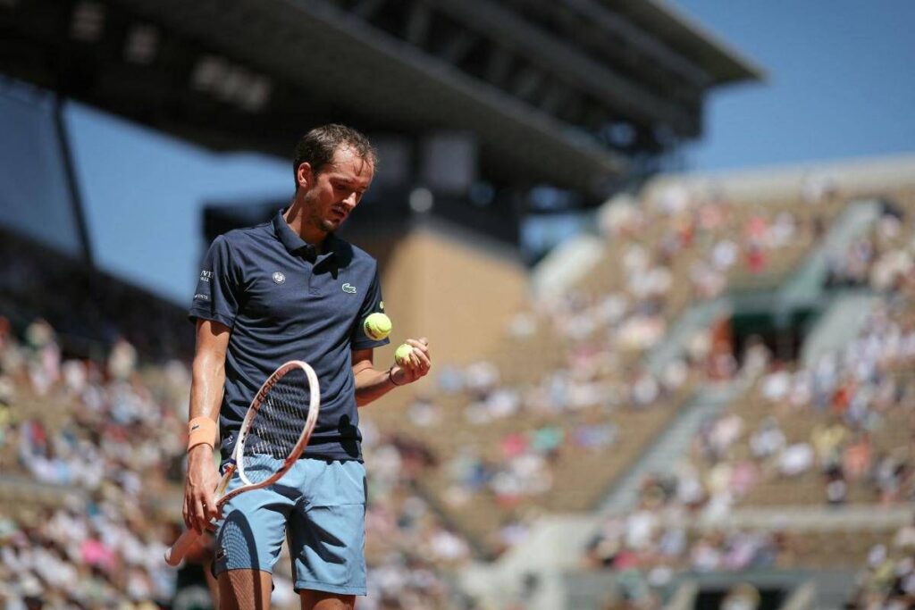Roland Garros, Medvedev soffre il caldo e litiga con la moglie: “Comportati bene”
