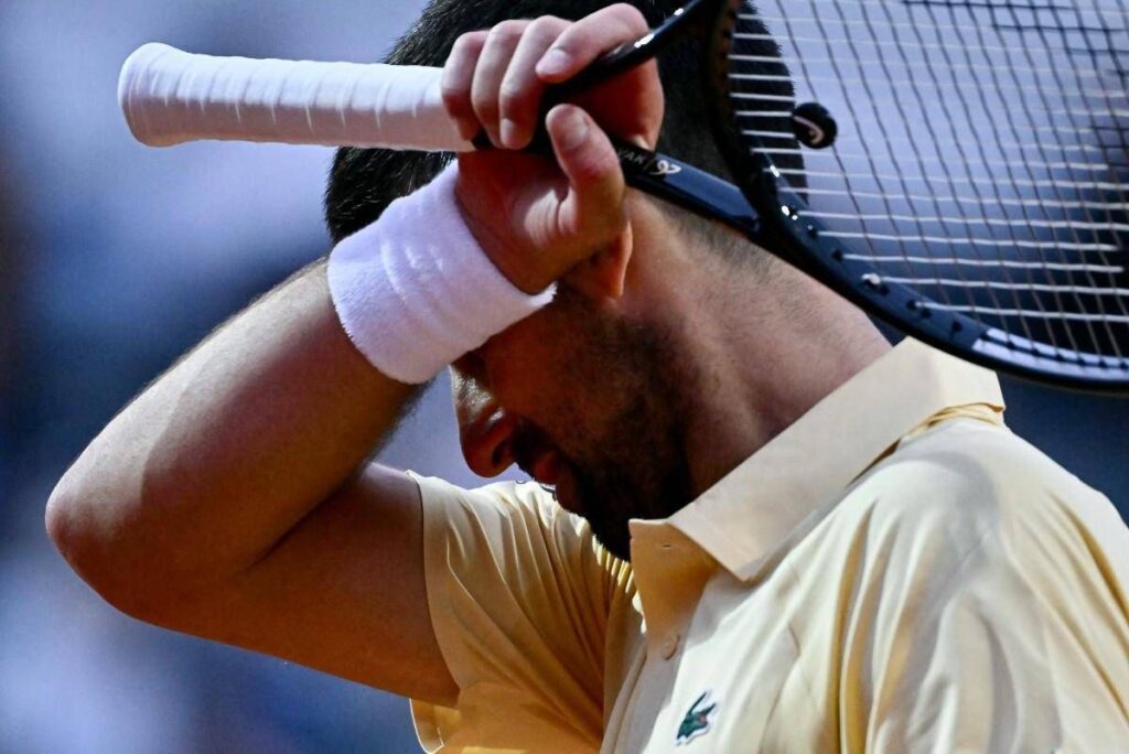 Roland Garros, tifosi Djokovic gridano al complotto: “Perchè Sinner gioca la sera?”
