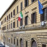 Roma, entra in casa della ex e accoltella un amico
