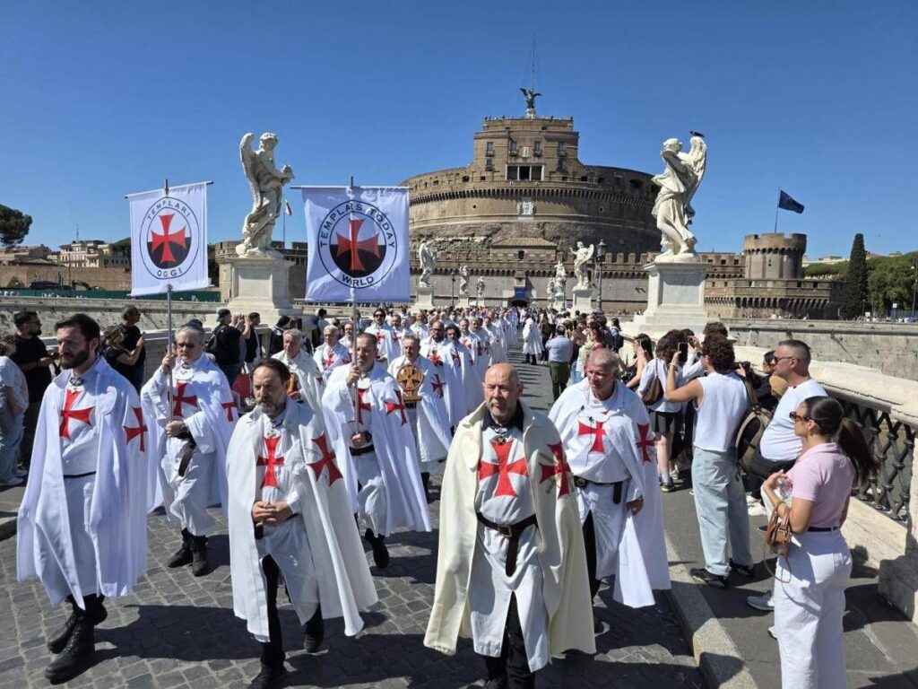 Roma si ferma davanti ai Templari: corteo silenzioso dal Colosseo alla Basilica di San Vitale