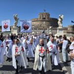 Roma si ferma davanti ai Templari: corteo silenzioso dal Colosseo alla Basilica di San Vitale