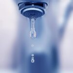 Salute, l’esperto: “Bere acqua fa bene anche ai denti e al sorriso”