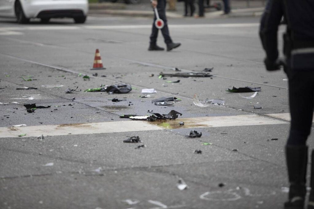 Scontro tra auto e moto a Milano nella notte, morto un 21enne