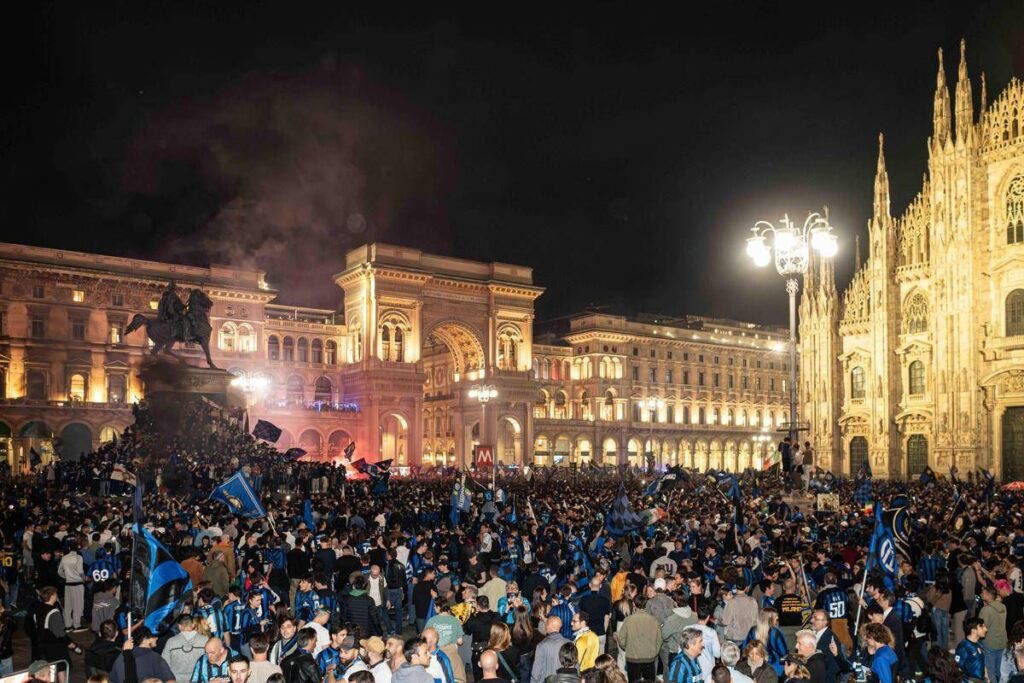 Scudetto Inter, da Amadeus a Tananai: chi c’era alla festa in piazza Duomo