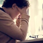 Sindrome dell’impostore, quando in ufficio pesa il nuovo ruolo e il confronto con i colleghi
