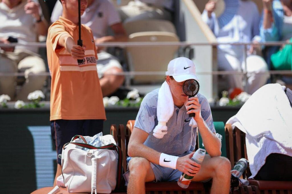 Sinner, crollo fisico al Roland Garros per una ‘cascata fisiologica’: cosa è successo