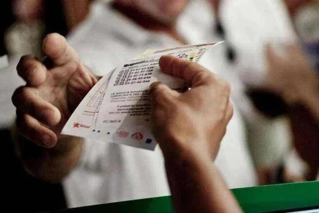 Superenalotto, numeri combinazione vincente oggi 31 luglio