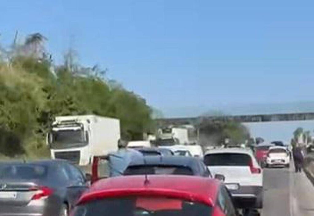 Tamponamento tra 4 auto, traffico in tilt sulla Pontina e mattinata di code