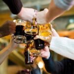 “Troppi voli dirottati a causa di passeggeri ubriachi”, Ryanair chiede di vietare l’alcol negli aeroporti al mattino