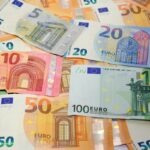Trova 110mila euro in un cassetto: “Erano su libretti di risparmio di 50 anni fa”
