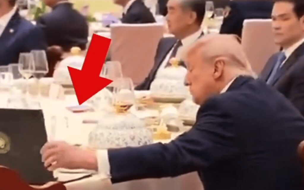 Trump apre il taccuino di Xi al banchetto di Stato, la ‘sbirciatina’ diventa virale