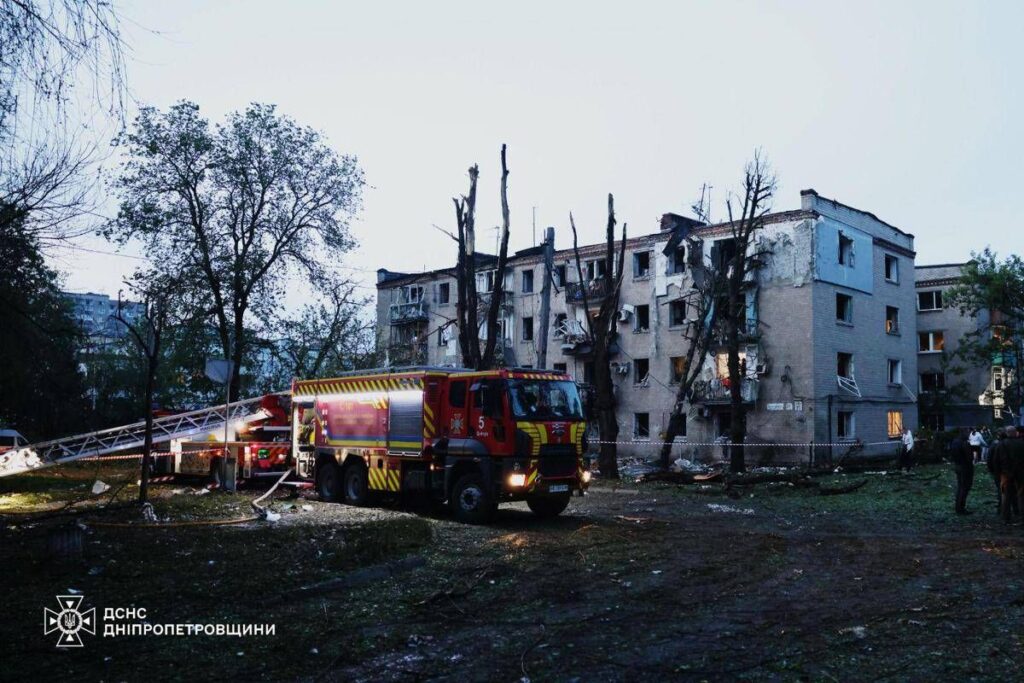 Ucraina, maxi raid russo con 500 droni e 22 missili: oltre 30 feriti. Zelensky: “Colpita una nave cinese”
