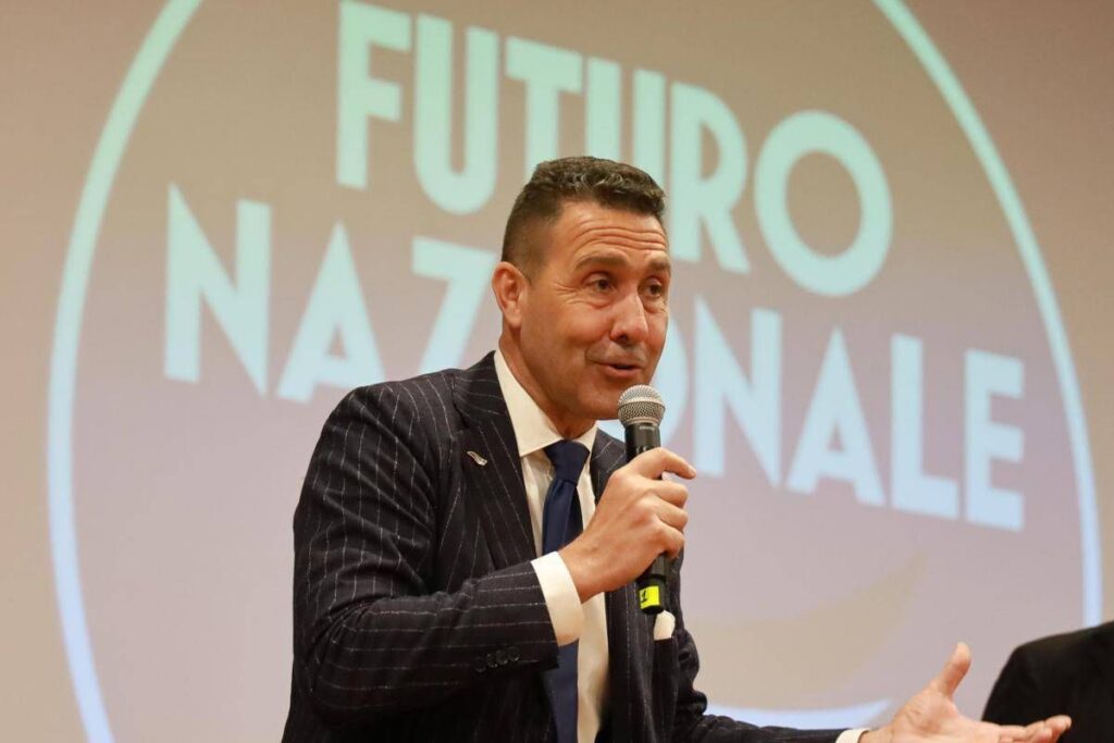 Vannacci: “Futuro Nazionale al meeting neonazista? Ognuno vada dove vuole, io magari alla Festa dell’Unità”