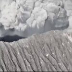 Vulcano erutta in Indonesia, muoiono tre escursionisti sul monte Dukono