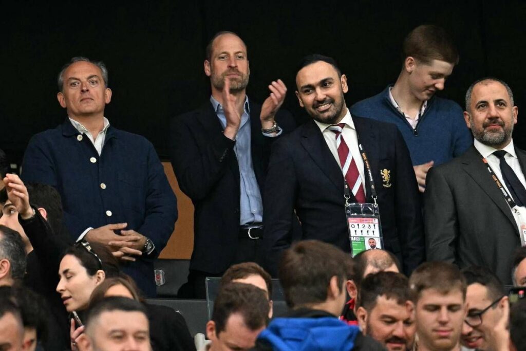 William, notte da tifoso per il principe: la festa nello spogliatoio dell’Aston Villa e la birra dopo il match