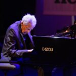 Addio ad Abdullah Ibrahim, morto a 91 anni il pianista che trasformò il jazz in voce libertà contro apartheid