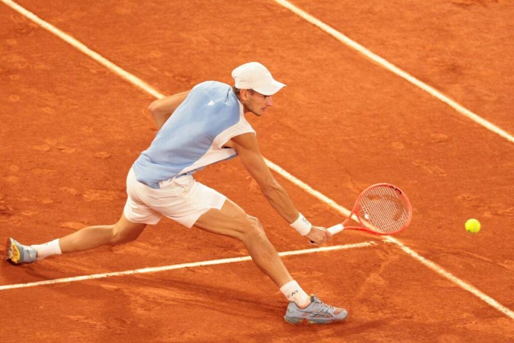Arnaldi si ritira dal Roland Garros, ipotesi virus. Il medico-fisiatra: “Ha portato l’organismo al limite”