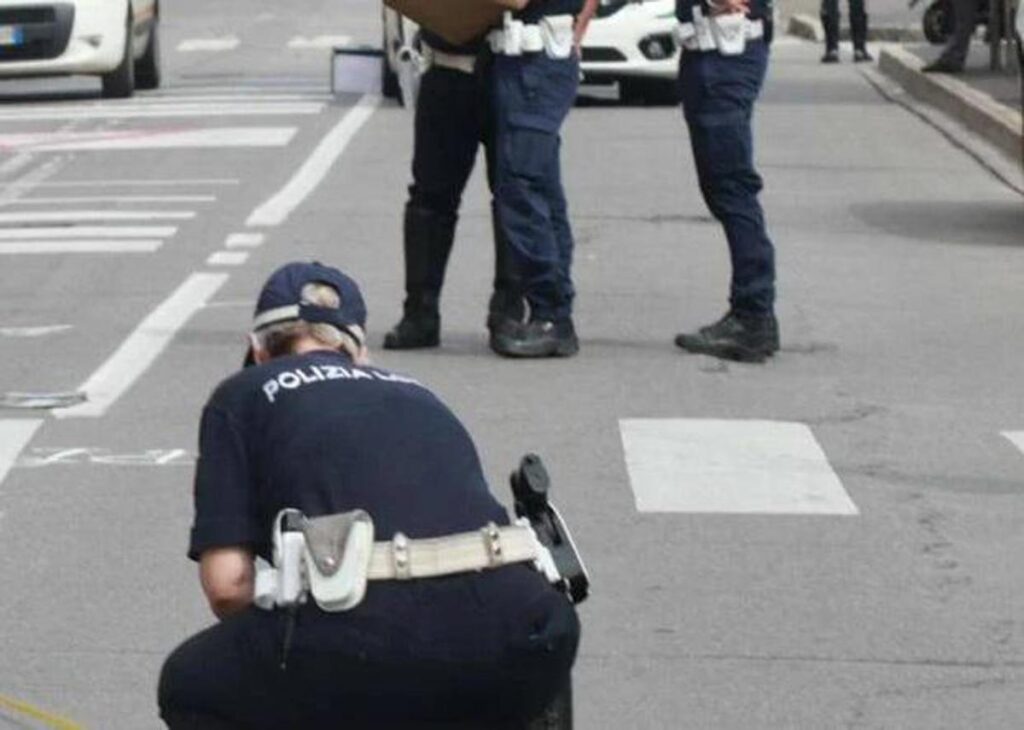 Auto pirata travolge due ragazzi a Guidonia: muore 23enne, ferito l’amico