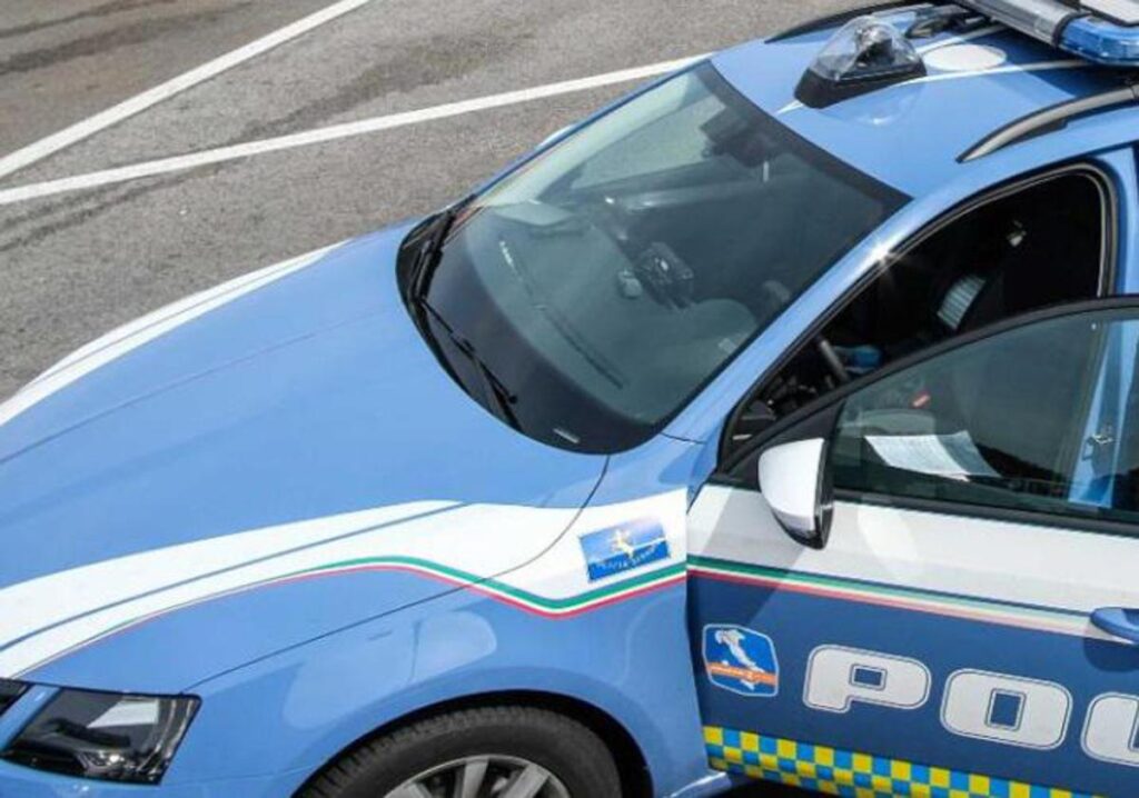 Bologna, veicolo si ribalta in autostrada: morta 24enne, neonato sbalzato fuori è grave